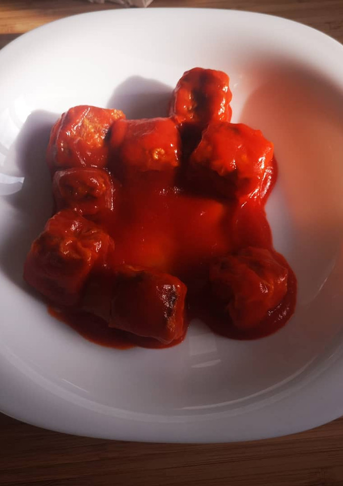 Una foto de Atún con tomate
