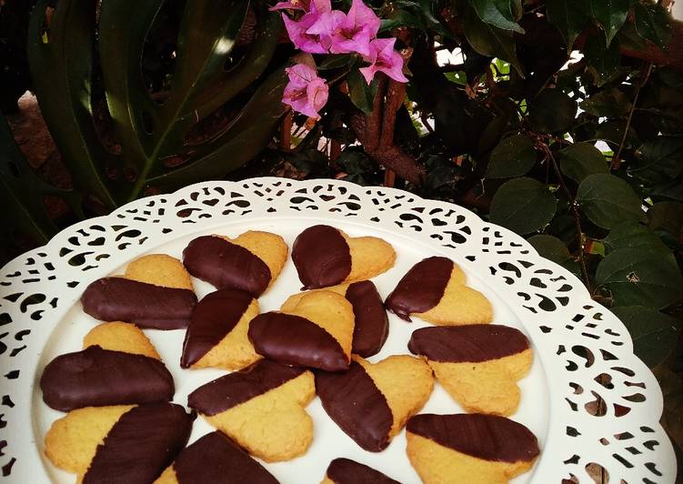 Cuoricini di frolla montata con glassa al cioccolato fondente