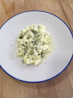 Foto principal de Huevos revueltos con queso y pepinillo