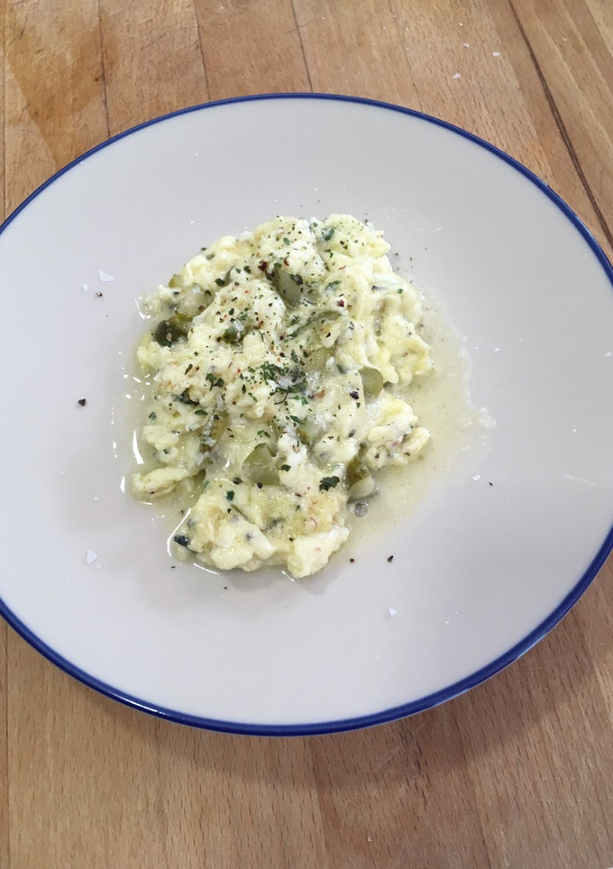 Una foto de Huevos revueltos con queso y pepinillo