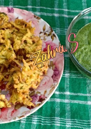 A picture of Lachedar Aloo ke Pakore.