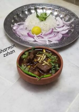 A picture of Alo baingan gosht (mutton gravy).