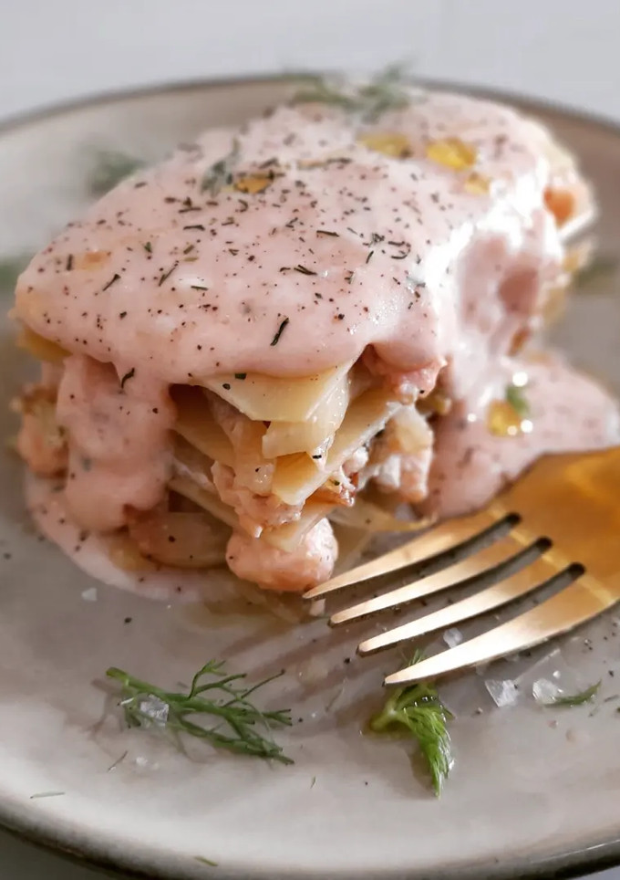 Una foto de Lasaña de salmón e hinojo con salsa Aurora