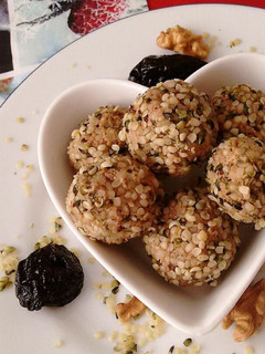Una foto de Bolitas RAW de nueces, ciruelas y semillas de cáñamo con toque de agua de mar