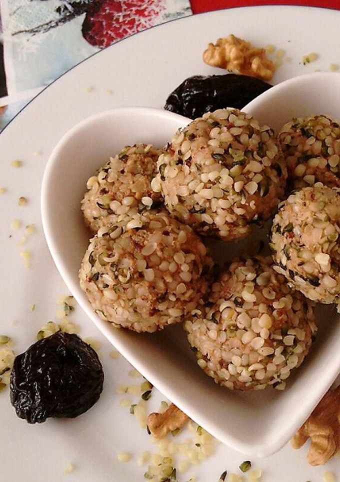 Una foto de Bolitas RAW de nueces, ciruelas y semillas de cáñamo con toque de agua de mar