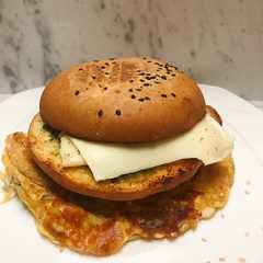 Una foto de Desayuno express: Sándwich con base de tortilla de huevo 🥚 🥪