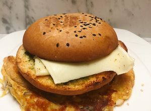 Una foto de Desayuno express: Sándwich con base de tortilla de huevo 🥚 🥪