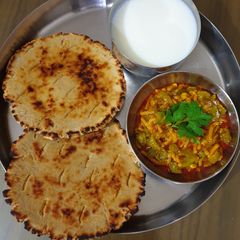 A picture of Kathiyawadi Thali.
