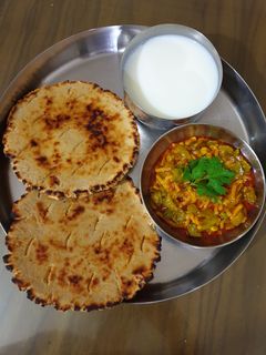 A picture of Kathiyawadi Thali.