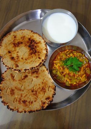 A picture of Kathiyawadi Thali.