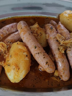 Una foto de Longanizas al Ajillo y Pimentón con papas