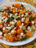 Salade composée de melon, tomates, concombre, oignon doux, feta et menthe