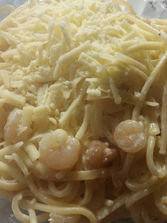 Una foto de Espaguetis con gambas y nata!