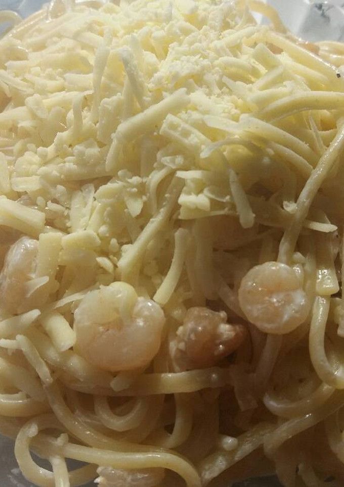 Una foto de Espaguetis con gambas y nata!