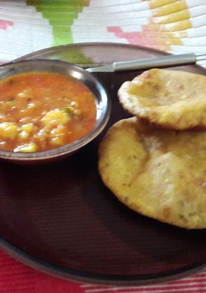 A picture of Bedmi poori and aloo ki sabzi.