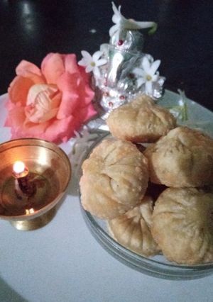 ओल्या  नारळाचे  मोदक (olya naralache modak recipe in marathi) रेसिपी चे मुख्य फोटो 