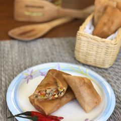 A picture of Lumpia Goreng Sayur Daging Cincang (Vegetables Minced Chicken Spring Rolls).