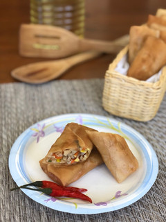 A picture of Lumpia Goreng Sayur Daging Cincang (Vegetables Minced Chicken Spring Rolls).