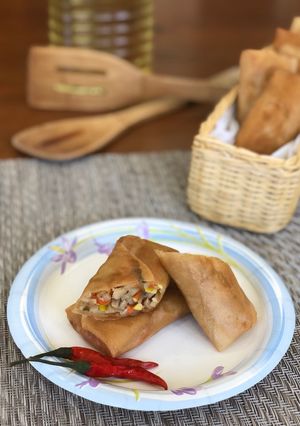 A picture of Lumpia Goreng Sayur Daging Cincang (Vegetables Minced Chicken Spring Rolls).