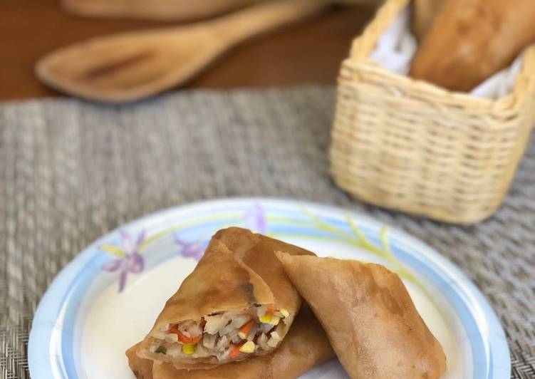 Recipe of Super Quick Lumpia Goreng Sayur Daging Cincang (Vegetables Minced Chicken Spring Rolls)