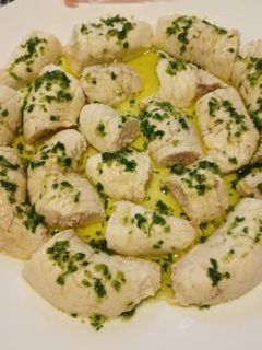Una foto de Huevas cocidas con aceite, ajo y perejil Exprés