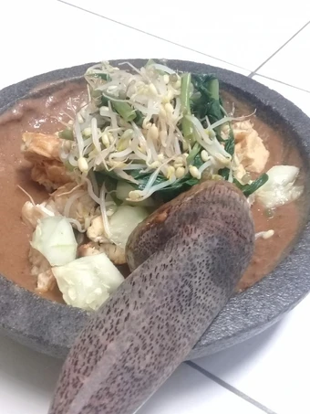 Cara Mudah Menyiapkan Resep Rujak Sayur / Rujak Petis Khas Jawa Timur yang Uenak Anti Ribet, Menggugah Selera