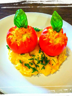 Una foto de Tomates Rellenos con Puré Mixto