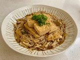 板豆腐燴金針菇 [蔬食］