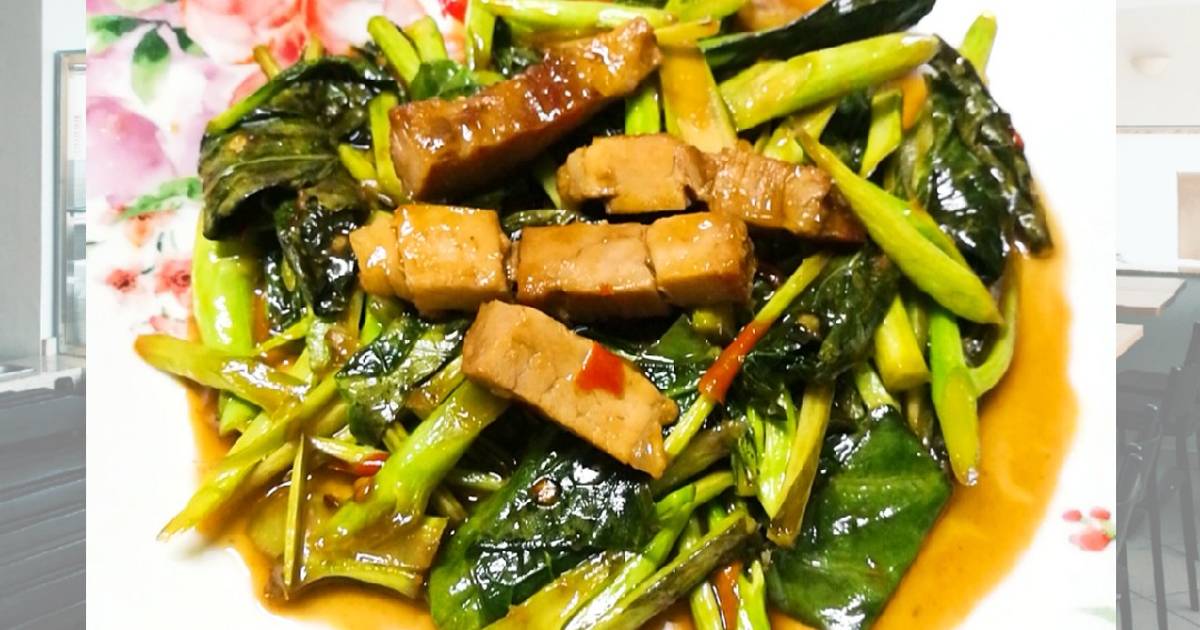 สูตร 🌿ผัดคะน้าหมูกรอบ Thai Stir Fried Kale with Crispy Pork โดย BJ