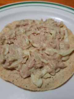 Una foto de Ensalada crujiente de atún con aguacate