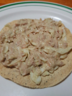 Una foto de Ensalada crujiente de atún con aguacate