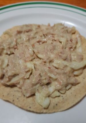 Una foto de Ensalada crujiente de atún con aguacate