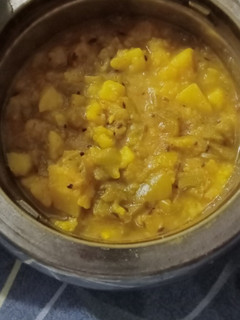 शिमला मिर्च और आलू की सब्ज़ी (shimla mirch aur aloo ki sabzi recipe in Hindi) रेसिपी मुख्य फोटो