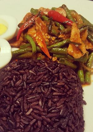 รูปของ หมูผัดพริกแกงถั่วฝักยาว&ไข่ต้ม&ข้าวไรซ์เบอรี่