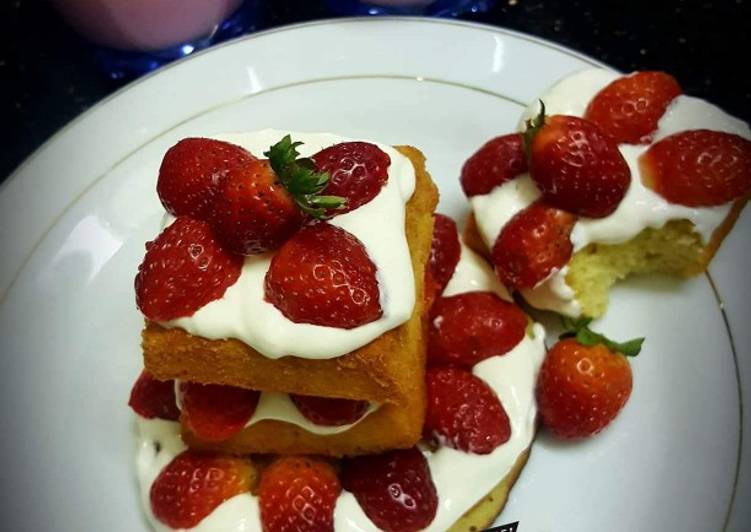 Strawberry Shake and vanilla Cheesecake with strawberries