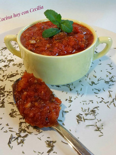 Una foto de Salsa de tomate con hierbas provenzales