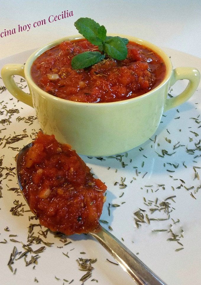 Una foto de Salsa de tomate con hierbas provenzales