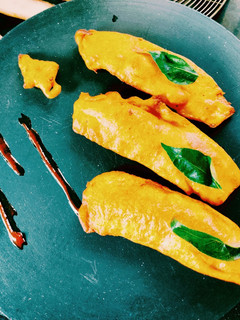કાચા કેળા ના ભજીયા(kacha kela na bhajiya recipe in Gujarati) રેસીપી મુખ્ય ફોટો