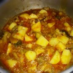 A picture of Aloo bangan ki sabzi (eggplant curry with potato).