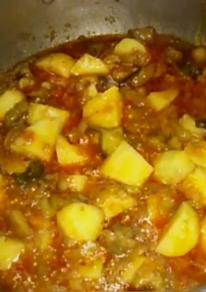 A picture of Aloo bangan ki sabzi (eggplant curry with potato).