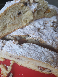 Una foto de Stollen, pan dulce Alemán