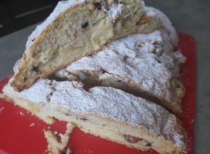 Una foto de Stollen, pan dulce Alemán