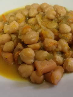 Una foto de Garbanzos con sepia y calamar