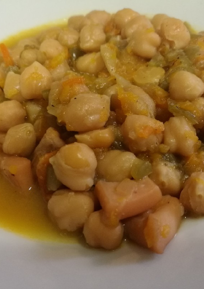 Una foto de Garbanzos con sepia y calamar