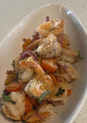 Una foto de Camarones al Ajillo y vegetales