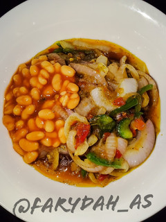A picture of Onion and baked beans sauce.