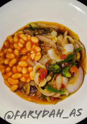 A picture of Onion and baked beans sauce.