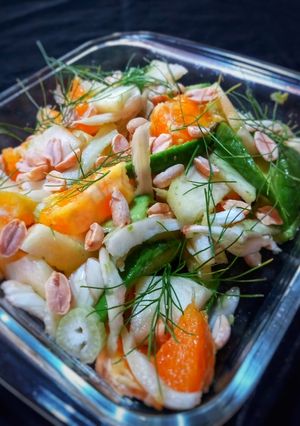 Una foto de Ensalada frutal con hinojo.🥑🍊🍏🥬🍋
