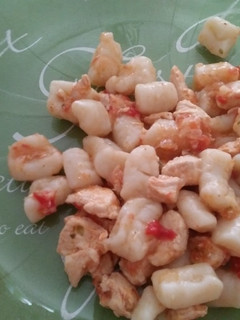 Una foto de Ñoquis de papas con salsa roja de pollo