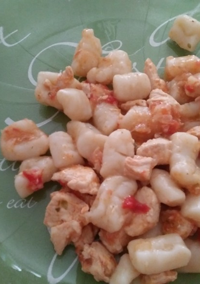 Una foto de Ñoquis de papas con salsa roja de pollo